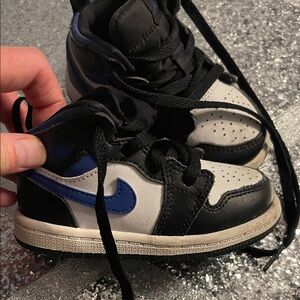 Nike Air Jordan Kids' Black and Blue Sneakers 6c